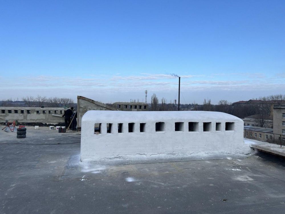 Игорь Лызов: Подготовку к укладке мембранного покрытия начали специалисты из ЕАО на крыше многоэтажки в г. Амвросиевка