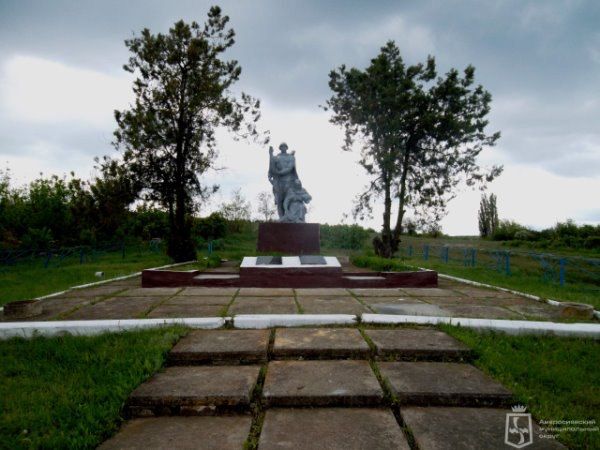 Игорь Лызов: Сегодня в рубрике «Памятники Великой Отечественной войны» рассказываем о Братской могиле советских воинов, военнопленных и памятнике односельчанам пос