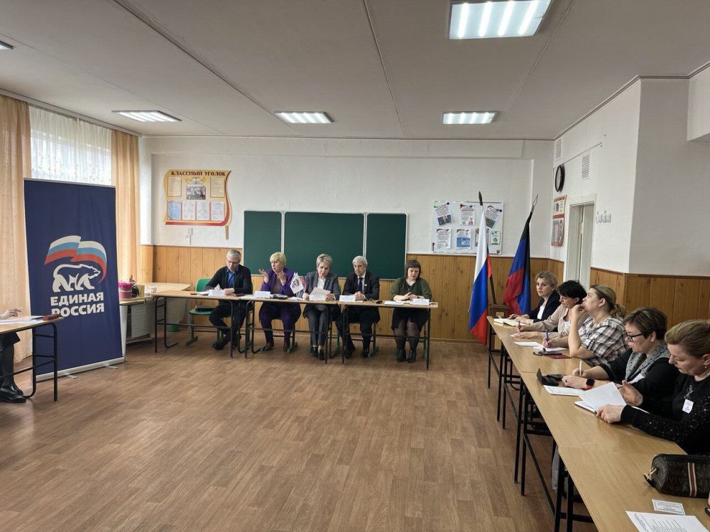 В Пролетарском районе прошла встреча руководителя Управы Пролетарского внутригородского района Администрации г.о. Донецк Елены Рязанцевой с руководителями учреждений образования района и секретарями первичных отделений...