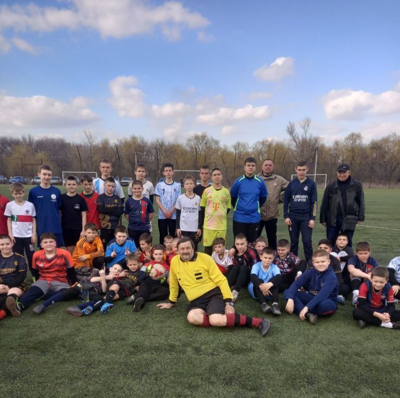 Ждановские футболисты поучаствовали в товарищеском матче по футболу