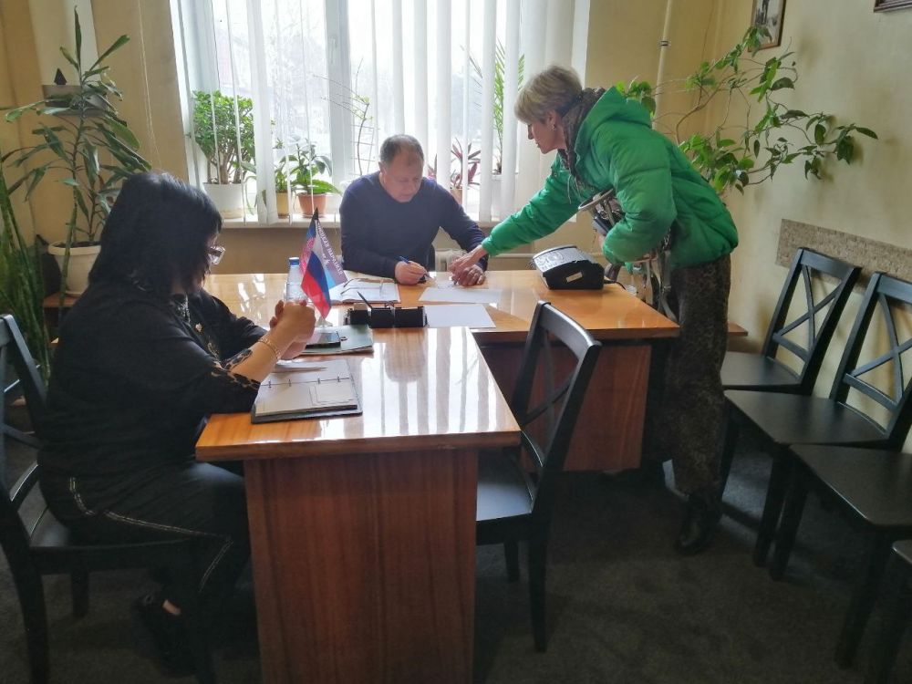 Игорь Мартынов: Личный прием граждан. 26 марта заместитель главы администрации муниципального образования городского округа Енакиево Сергей Божик провел личный прием граждан