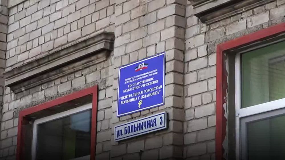 Врачи выездной бригады проводят прием пациентов из Ждановки в рамках работы медицинского патруля «Здоровье»