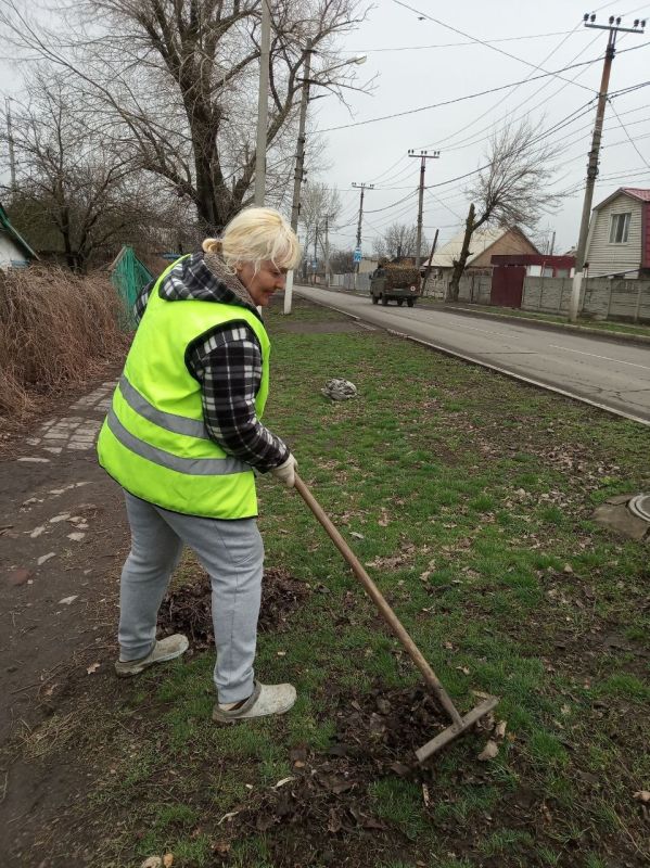 Силами коммунальных предприятий были проделаны работы по наведению чистоты и порядка на территории г. Моспино:
