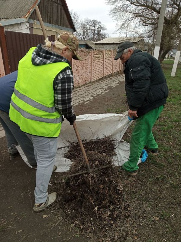 Силами коммунальных предприятий были проделаны работы по наведению чистоты и порядка на территории г. Моспино: