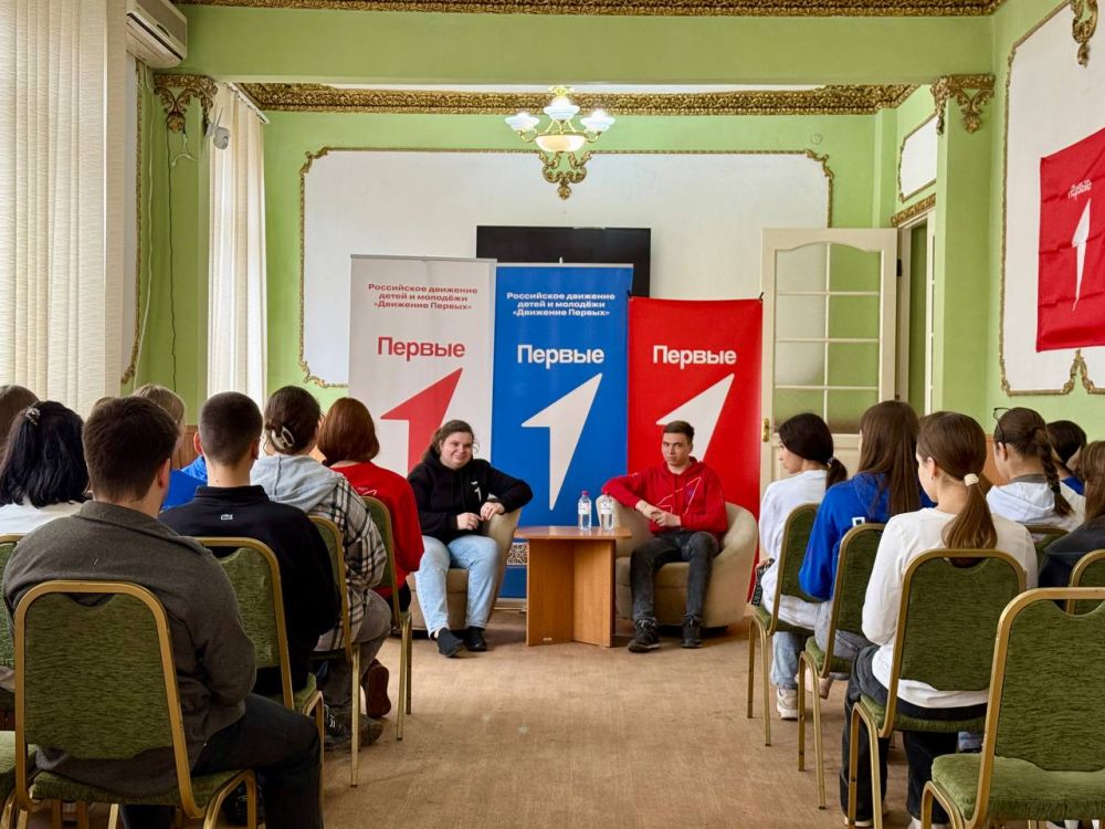 Игорь Мартынов: 1Диалог на равных. В рамках активной работы местного отделения Российского движения детей и молодёжи «Движение Первых» городского округа Енакиево состоялась открытая встреча с Анастасией Штреккер первым...