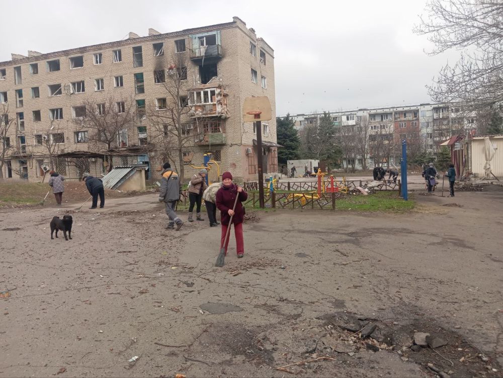 Наталья Великодная: В рамках двухмесячника по благоустройству, жители недавно освобожденного города Курахово, активно принимают участие в благоустройстве своего города