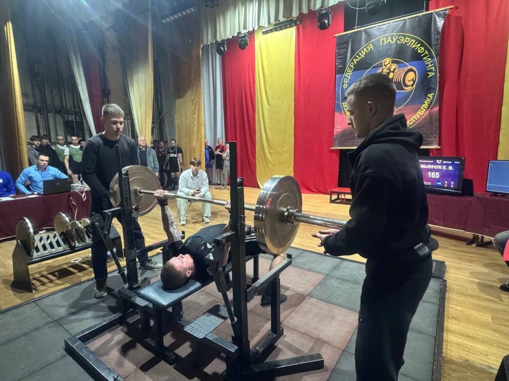 В Ждановке прошел Открытый чемпионат и Первенство ДНР по пауэрлифтингу