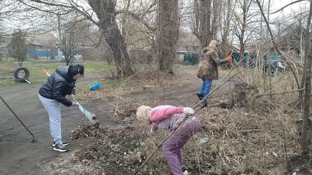 Сегодня, 29.03.2025 заместитель главы Администрации муниципального образования г.о. Харцызск Рогожина Виктория Сергеевна, совместно с Зуевским территориальным отделом и жителями пгт Зуевка провели субботник
