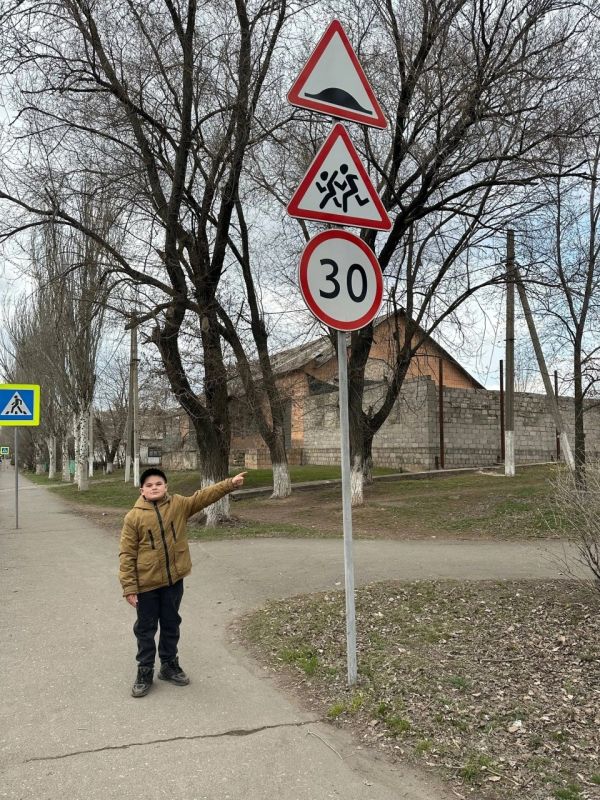 Знатоки ПДД в действии!. В рамках Всероссийского проекта партии «Единая Россия» – «Безопасные дороги» ученики ГБОУ "Школа №151 г.о. Донецк" приняли участие в акции «Знатоки ПДД»! Ребята не только проверили свои знания правил...