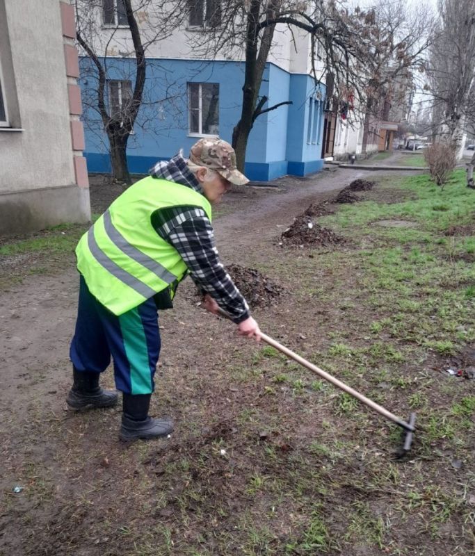 Силами коммунальных предприятий были проделаны работы по наведению чистоты и порядка на территории г. Моспино: