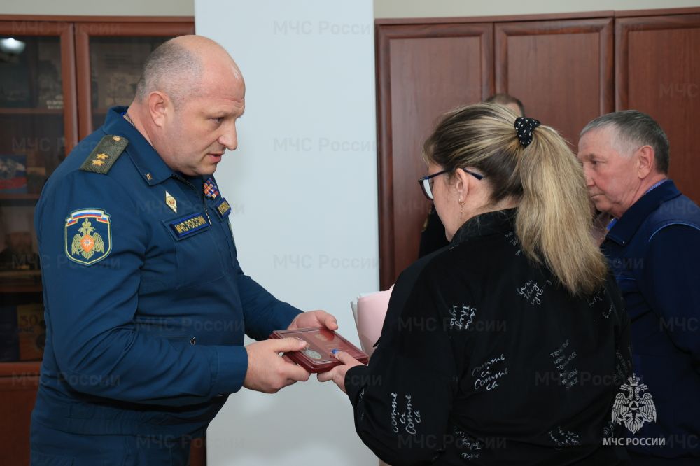 Глава МЧС России Александр Куренков передал государственную награду вдове погибшего на СВО пожарного