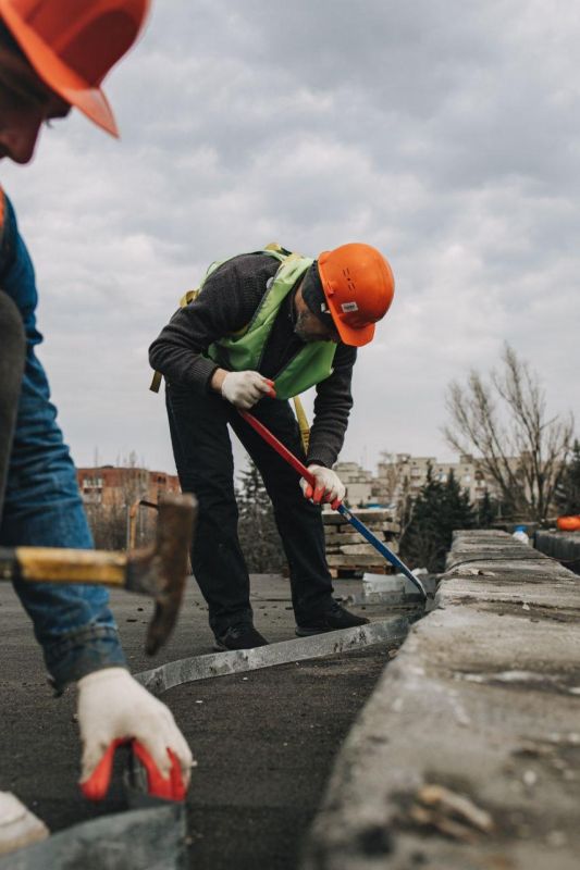 Представитель Магадана проверил ход ремонтных работ в ждановском Центре культуры и досуга
