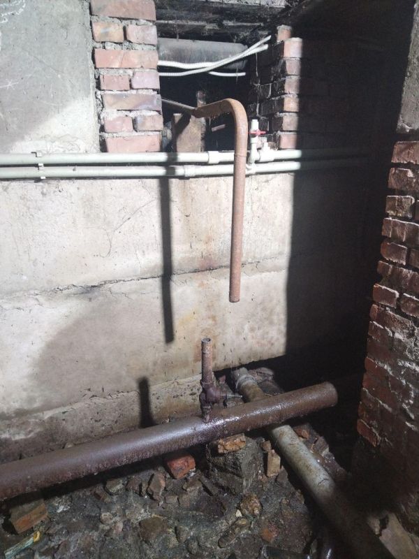 Аварийщики Магадана устранили подтопление в квартире пенсионеров в Ждановке