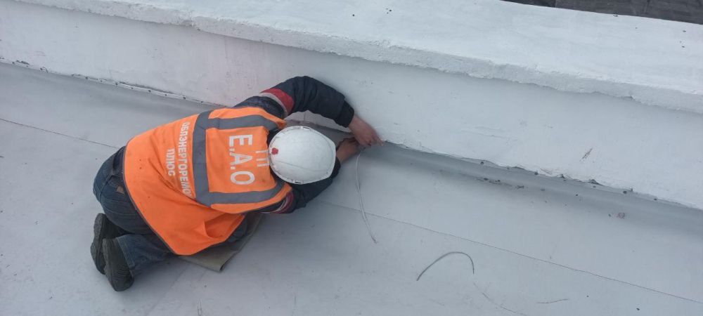 Игорь Лызов: Рабочие из ЕАО продолжают ремонт крыши многоквартирного дома в Амвросиевке