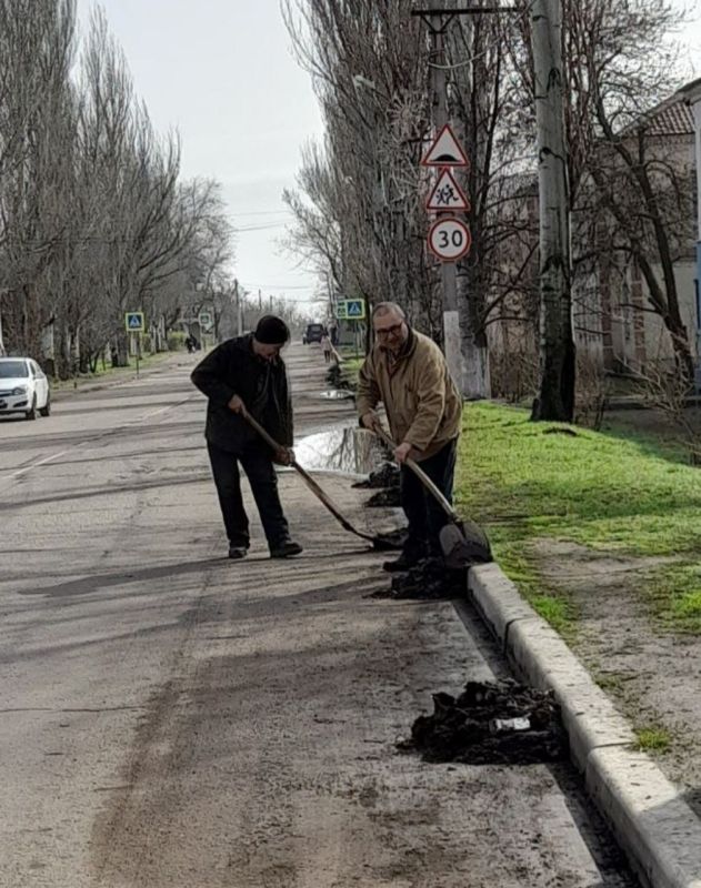 Силами коммунальных предприятий были проделаны работы по наведению чистоты и порядка на территории г. Моспино: