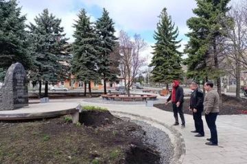 В Снежном благоустраивают площадь имени Ленина