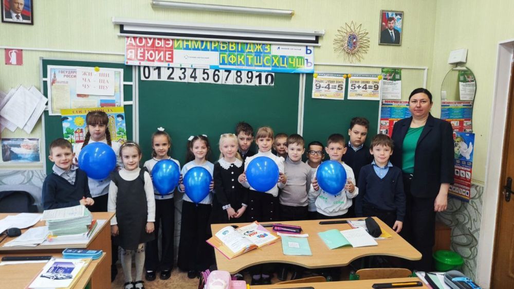 Школьники Ждановки приняли участие в акции «Зажги синим»