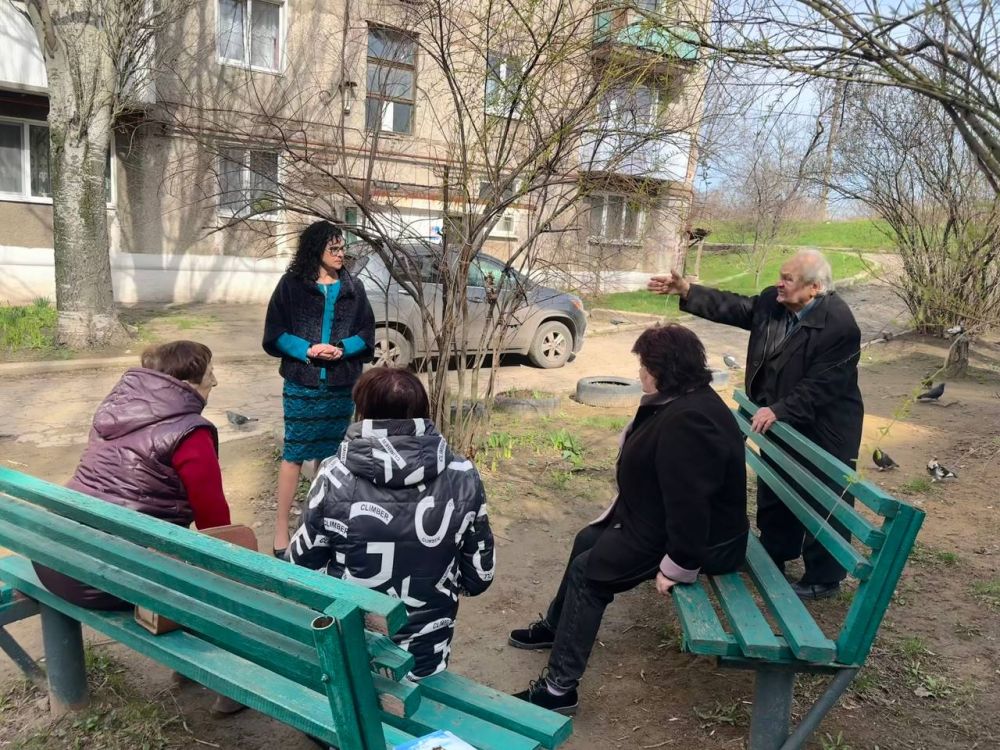 Встречи с населением. 2 апреля начальник Юнокоммунаровского территориального отдела управления по обеспечению деятельности территорий администрации городского округа Енакиево Елена Коваленко встретилась с жителями г....