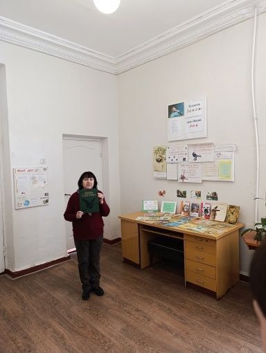 В школе Ждановки прошла выставка к Международному дню птиц