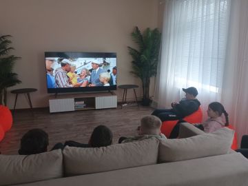 В молодежном отделе имени Марии Пироговой МБУ "Центр культуры и досуга города Дебальцево" состоялся киновечер, приуроченный ко Дню смеха