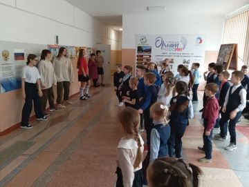 Юнармейцы Ялтинского юнармейского отряда и активисты движения Первых принимают участие в акции "Юнармейская зарядка", демонстрируя приверженность здоровому образу жизни и физической подготовке