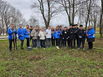 Сегодня в рамках партийного проекта Единой России «Городская среда» в Ворошиловском районе традиционно прошла экологическая акция «Чистый четверг»