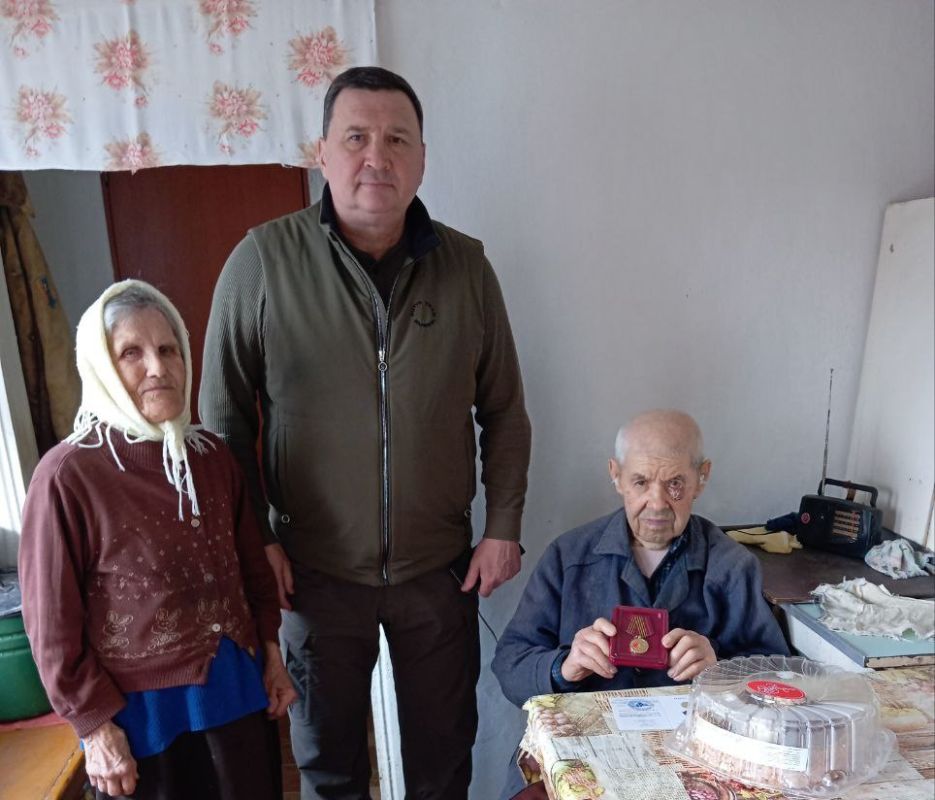 Игорь Лызов: Вручил юбилейную медаль* «80 лет Победы в Великой Отечественной войне 1941-1945 гг.» участникам Великой Отечественной войны Селезневу Петру Петровичу, Селезневой Марии Гордеевне