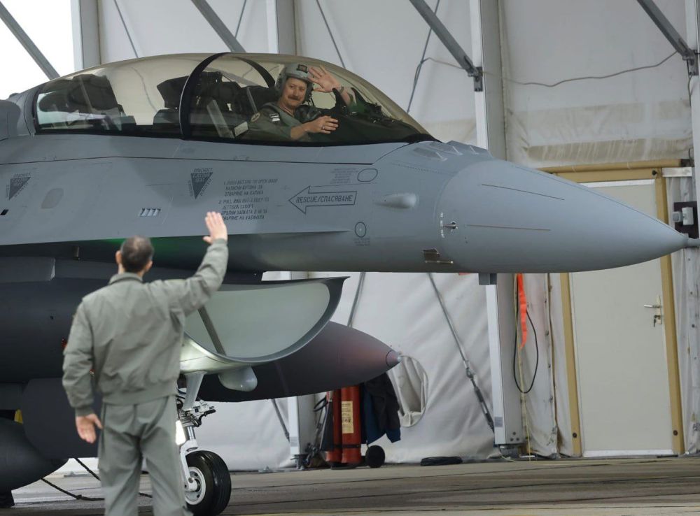 Денег немного, поэтому тут только F-16