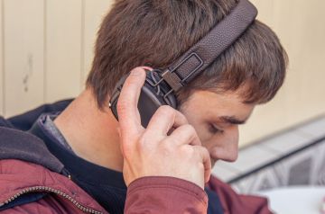 Звуки на минимум. Врач рассказал, вредны ли наушники с шумоподавлением