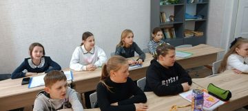 Вчера, 2 апреля, в Зугрэсской деткой школе искусств, преподаватель класса "Сольное пение" Секретаренко М. В. провела музыкальную викторину по песням Великой Отечественной войны "Война для меня это..."