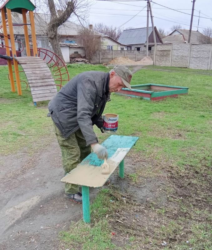 Силами коммунальных предприятий были проделаны работы по наведению чистоты и порядка на территории г. Моспино: