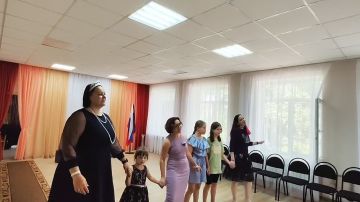 В продолжение рубрики «Женщины СВО» делимся историей, которую нам прислала Александра — волонтёр и солистка «Поющего батальона», который объездил с концертами десятки госпиталей и прифронтовых поселений