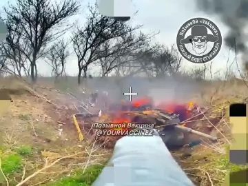 Уничтожение трофейного Т-80У из состава 93-й мехбригады ВСУ ударами нескольких FPV-дронов на оптоволокне в районе поселка Молочарка между Часовом Яром и Константиновкой