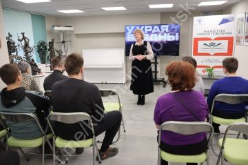 3 апреля в Центральной городской библиотеке в рамках Года защитника Отечества для участников Донецкого городского шахматно-шашечного клуба и читателей прошёл кинопоказ документального фильма Максима Фадеева «У края бездны»