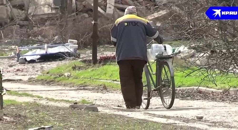 Министр внутренних дел по ДНР Павел Гищенко и заместитель начальника полиции Николай Крюченко посетили временные отделы полиции на освобожденных территориях в Курахово, Селидово, Авдеевке и Красной Поляне