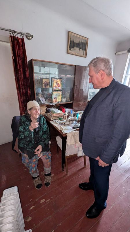 Николай Михайлов: Сегодня посетил жительницу города Комсомольское, ветерана Великой Отечественной войны Зинаиду Стрельцову,которая проживает по улице Октябрьской, чтобы проконтролировать ход ремонтных работ после аварии...