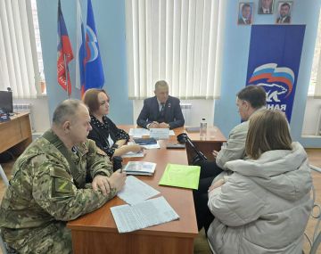 Дмитрий Огилец обсудил меры поддержки участников СВО на приеме граждан и выездном заседании профильного комитета