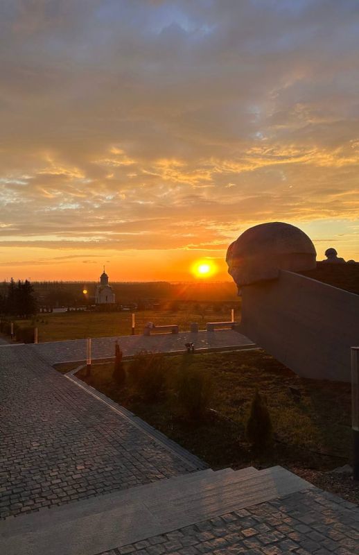 Александр Волошин: #ПейзажиДонбасса. Рассвет на Саур-Могиле