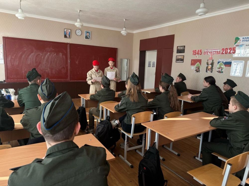 04.04.2025 г. Юнармейцы ВПК «Пересвет» провели классный час в 6-А классе с «казачьим компонентом» на тему «Всемирный день интернета»