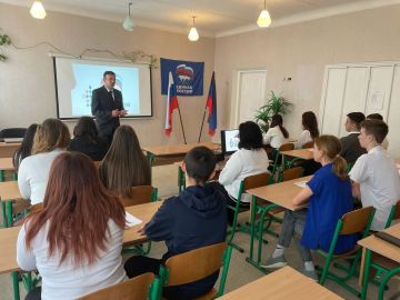 Николай Михайлов: В рамках Федерального партийного проекта  «Мир возможностей» депутат Старобешевского муниципального совета Сергей Канарь провел для учащихся 8-11 классов урок-диспут по теме «Русский Крым и Севастополь»...