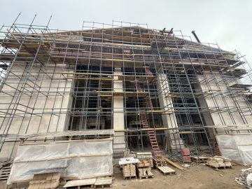 Петербургские строители активно восстанавливают драмтеатр в Мариуполе