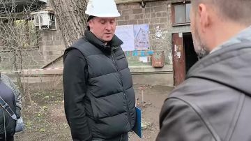 Денис Пушилин: Перед встречей с жителями дома №7 по улице Куйбышева в Донецке проверил, как идет укладка кровельного покрытия