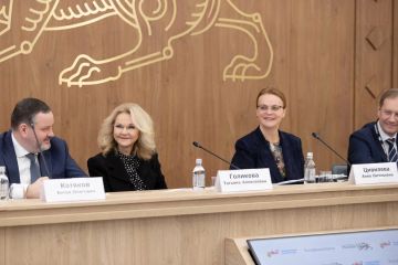 Статс-секретарь – заместитель Министра обороны РФ, председатель фонда «Защитники Отечества» Анна Цивилева провела круглый стол, на котором собрались те, кто стоял у истоков создания фонда, и герои спецоперации