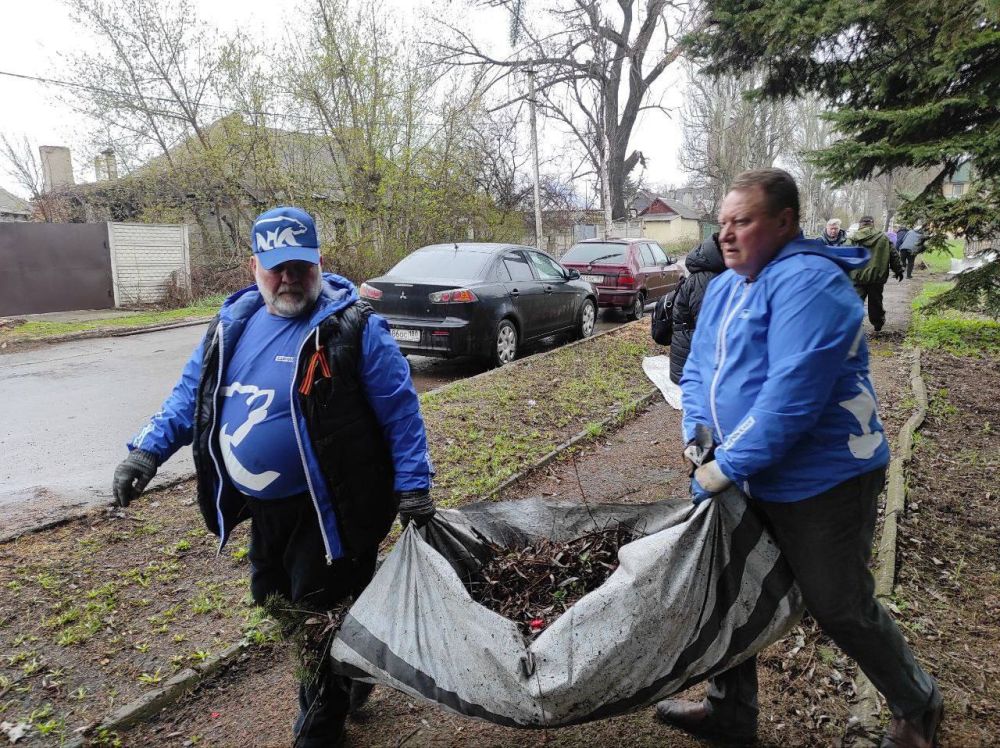 Константин Кузьмин: Депутаты Народного Совета ДНР вместе с жителями Республики приняли участие в очередном субботнике