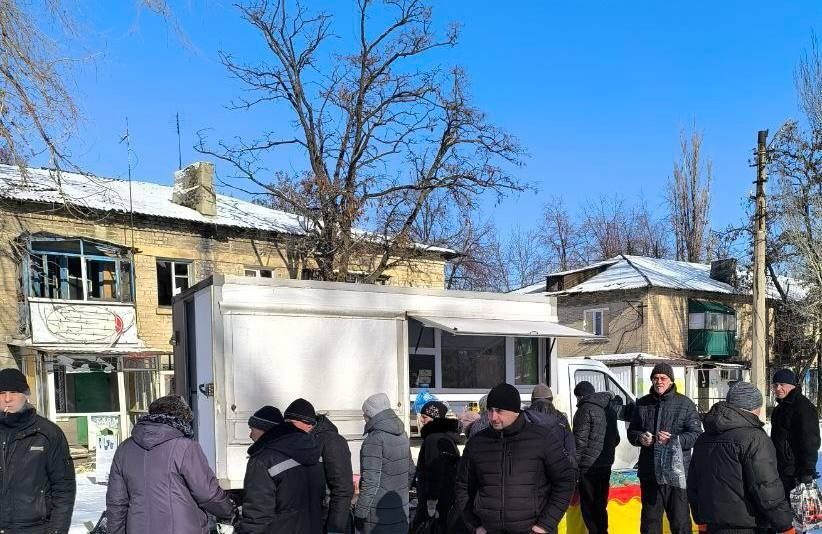 В Кураховском округе наладили выездную торговлю продуктами питания и работу медиков