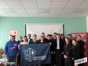 Живи всегда, Донбасс. В День провозглашения нашей Республики в местной гимназии прошло мероприятие, организованное руководителем Тельмановского штаба МР и МГЕР ДНР