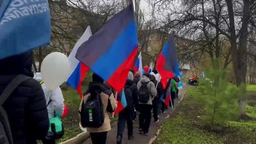 Провели шествие ко Дню провозглашения Донецкой Народной Республики