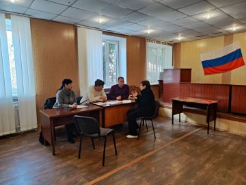 Встреча с населением. Сегодня, 8 апреля, Председатель Торезского городского совета Александр Казмерчук совместно с временно исполняющим полномочия Главы муниципального образования городской округ Торез Артёмом Чесноковым...