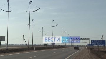 На участке трассы Мариуполь - Новоазовск, которая проходит вдоль Азовского моря, установили стилизованные опоры освещения в виде корабликов