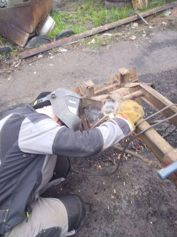 Аварийщики Магадана помогли отремонтировать мусоровоз в Ждановке